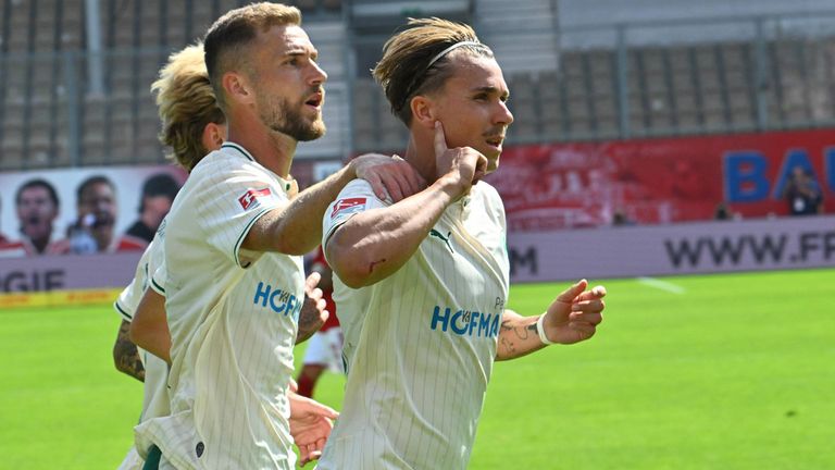 Felix Klaus bejubelt seinen Doppelpack gegen Cottbus.