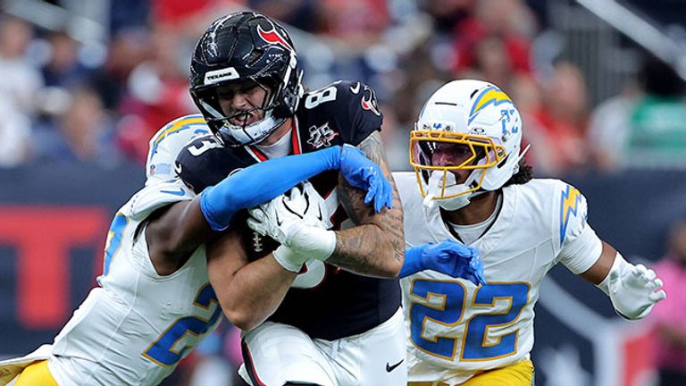 Der deutsche Tight End Marlin Klein (M) mit seinem ersten NFL-Catch für die Houston Texans im Preseason-Game gegen die Los Angeles Chargers.