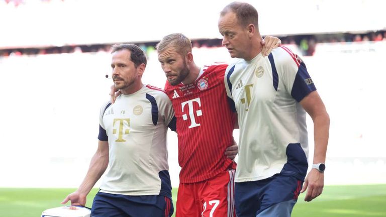 Konrad Laimer (m.) hat sich beim Testspiel gegen Leipzig früh verletzt
