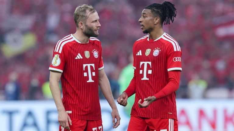 Konrad Laimer (l.) hat sich beim Testspiel gegen Leipzig früh verletzt