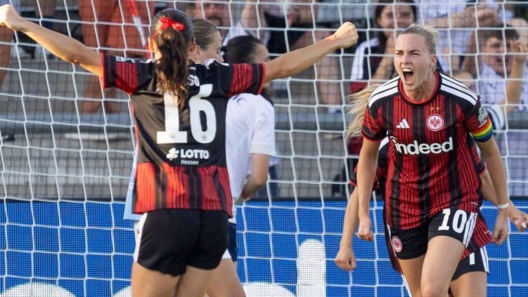Laura Freigang (r.) trifft beim Frankfurter Sieg gegen Malmö in der Champions-League-Qualifikation doppelt. 