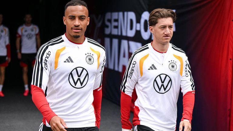 Jamie Leweling (l.) vom VfB Stuttgart ist in diesem Transferfenster heiß begehrt. 