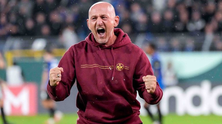 Lauterns Trainer Torsten Lieberknecht schreit seinen Jubel nach dem Sieg gegen Mannheim heraus.