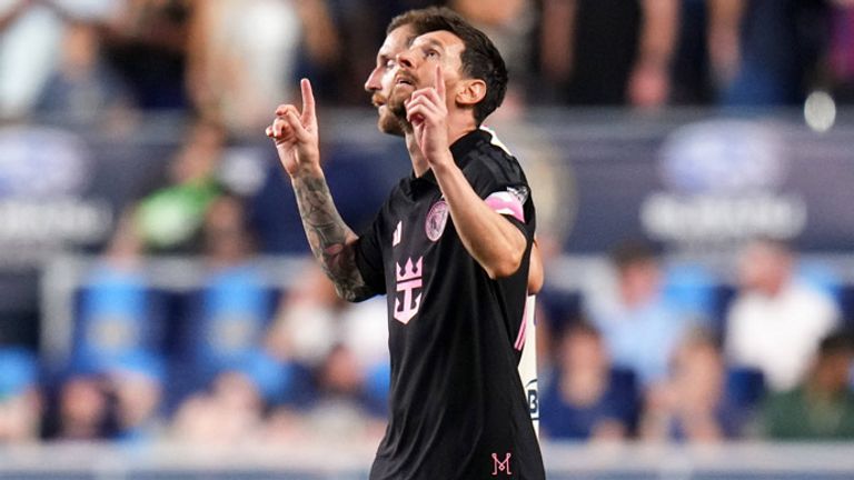 Lionel Messi trifft erstmals nach dem Tod seines Vaters und blickt nach seinem Tor in Richtung Himmel.