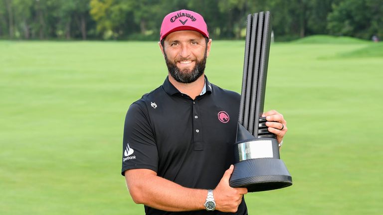 Jon Rahm reckt triumphierend seine Individual Championship Trophäe in die Höhe und feiert mit seinem Team Legion XIII (Tyrrell Hatton, Caleb