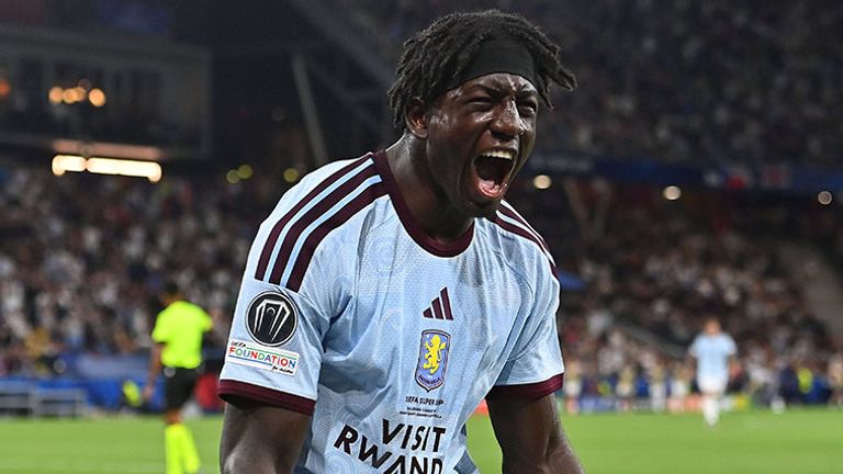 Brian Madjo bejubelt beim UEFA Supercup gegen Paris Saint-Germain sein Tor für Aston Villa .