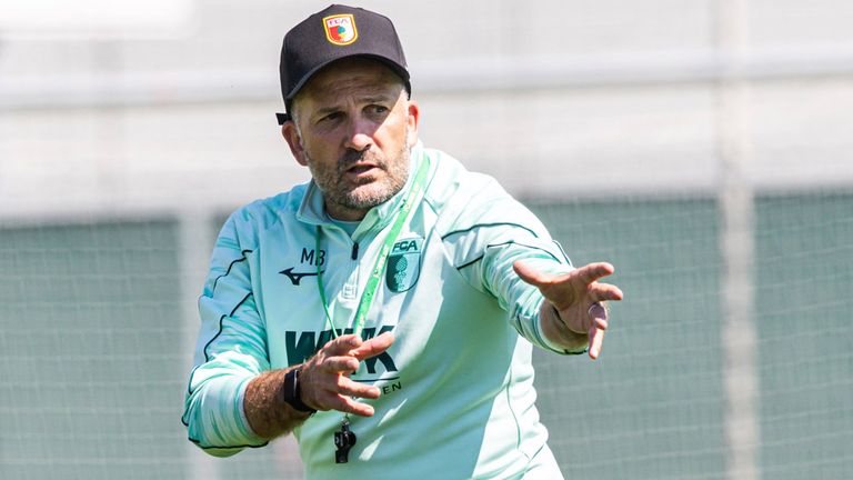 Manuel Baum hat seine Augsburger auf eine kuriose Art und Weise auf das DFB-Pokalduell gegen Energie Cottbus vorbereitet. 
