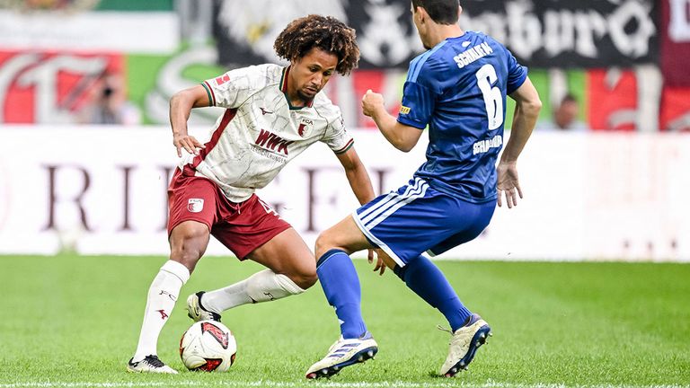 Noah Massengo (l, FC Augsburg) in Aktion gegen Ron Schallenberg (FC Schalke 04).