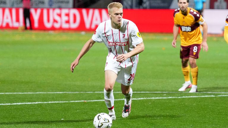 Matthias Ginter und der  SC Freiburg treffen auf Motherwell.