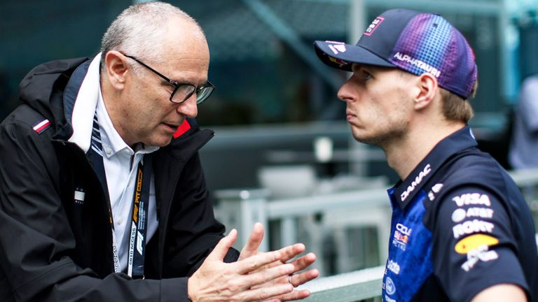 Max Verstappen (r.) im Gespräch mit F1-Boss Stefano Domenicali.
