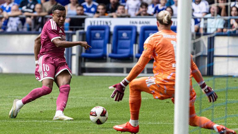 Reals Sperstar Kylian Mbappe im Eins gegen eins mit Schalke-Keeper Loris Karius.