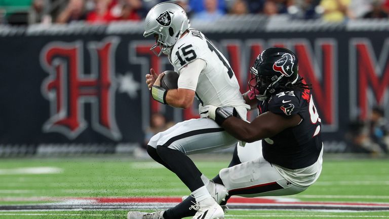 Top-Draft-Pick Fernando Mendoza (Quarterback bei den Las Vegas Raiders) musste in Preseason-Game gegen die Houston Texans ordentlich einstec