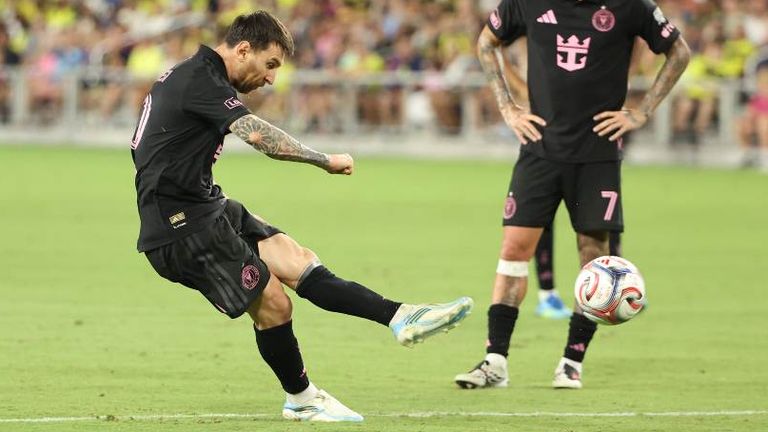 Lionel Messi verschießt den Elfmeter für Inter Miami.