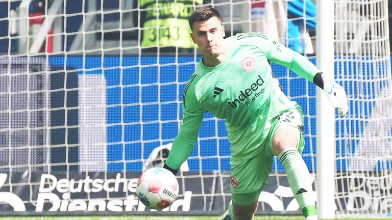 Michael Zetterer wechselt von Eintracht Frankfurt zu Leeds United.