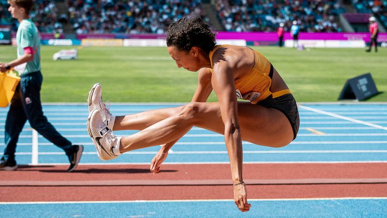 Malaika Mihambo hat sich mit einem gigantischen Sprung im letzten Versuch ins EM-Finale gezittert. 