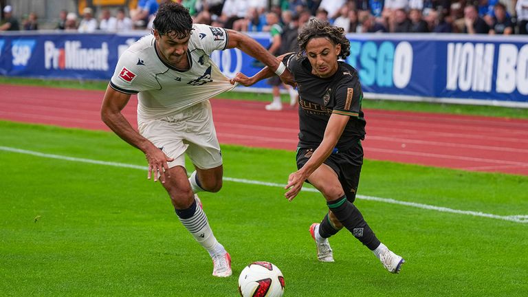 Gladbach-Juwel Wael Mohya (r.) beim Testspiel gegen die TSG Hoffenheim im Duell mit Ozan Kabak.
