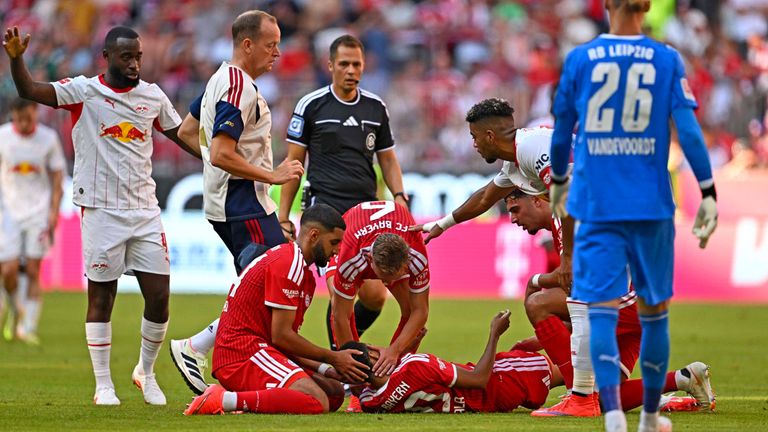 Jamal Musiala erlebt gegen RB Leipzig einen Schreckmoment.