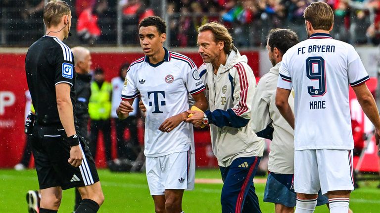 Bayern-Star Jamal Musiala (2.v.l.) ist in zwei Spielen in Folge zusammengebrochen. 