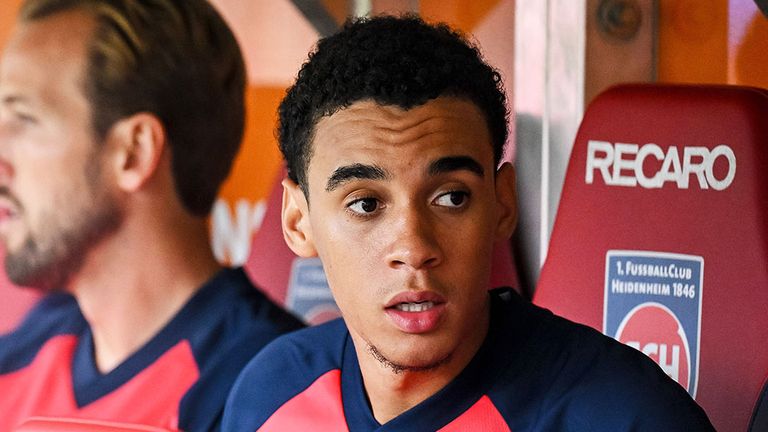 Die Fans des FC Bayern München machen sich nach den Zusammenbrüchen Sorgen um Jamal Musiala.
