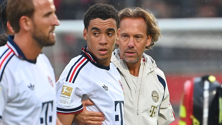 Jamal Musiala (l.) bekommt volles Vertrauen vom FC Bayern München.