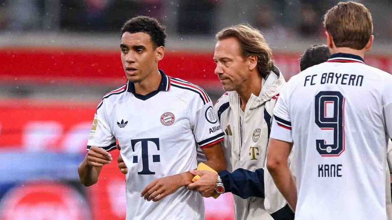 Jamal Musiala verlässt den Platz in Begleitung.