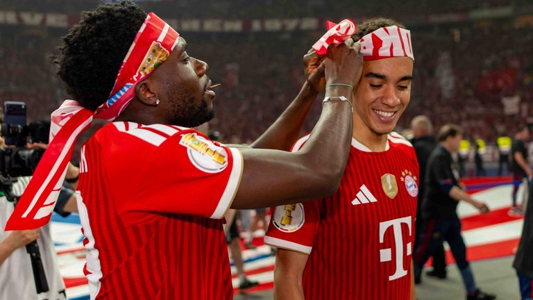 Jamal Musiala und Alphonso  Davies hoffen auf eine erfolgreiche Saison mit dem FC Bayern - und vor allem eine verletzungsfreie.
