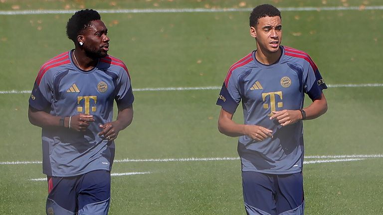 Jamal Musiala (re.) und Alphonso Davies trainieren an der Säbener Straße.