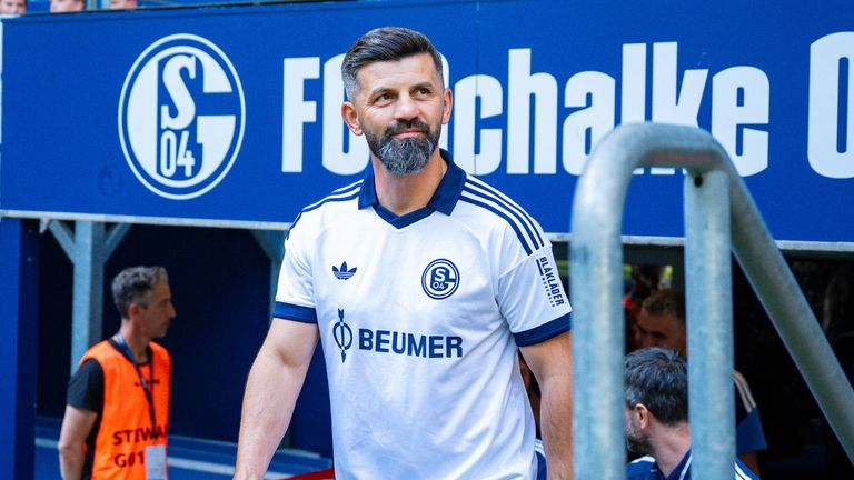 Coachte im Test gegen Atalanta im neuen Auswärtstrikot: Miron Muslic.