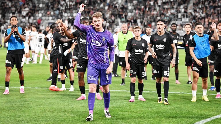 Alexander Nübel gibt beim Feiern mit den Fans den Takt vor.