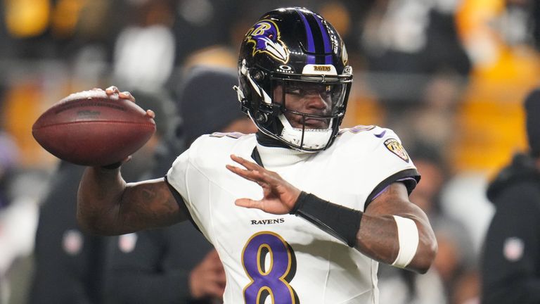 Lamar Jackson mit der Trikotnummer 8 spielt die Position Quarterback bei den Baltimore Ravens.
