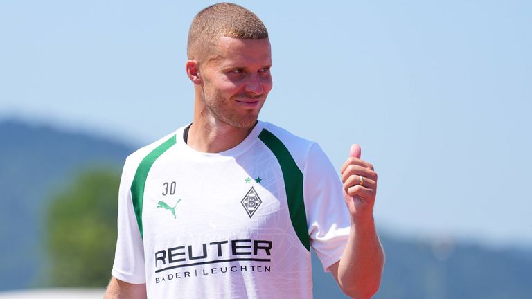 Nico Elvedi verlässt Borussia Mönchengladbach nach elf Jahren und schließt sich Premier-League-Klub Leeds United an.