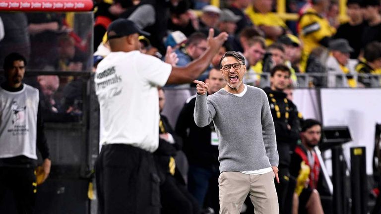 BVB-Coach Niko Kovac (r.) reagiert aufgebracht auf die Zurufe von Bayerns Co-Trainer Aaron Danks (nicht im Bild).