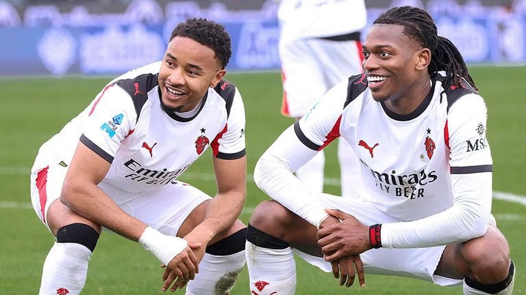 Christopher Nkunku (l.) jubelt mit seinem Milan-Teamkollege Rafael Leao.