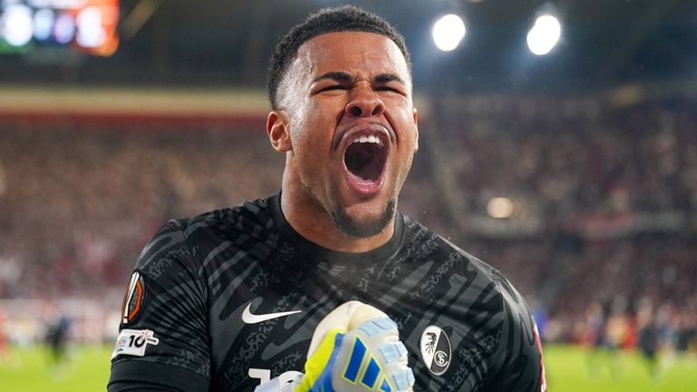 Freiburg-Keeper Noah Atubolu steht unmittelbar vor einem Wechsel zu Bundesliga-Konkurrent Eintracht Frankfurt.