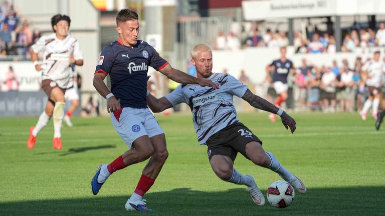 Gegen Holstein Kiel und Adrian Kapralik (l.) brachten Louis Oppie (r.) und St. Pauli eine Zwei-Tore-Führung nicht über die Zeit.