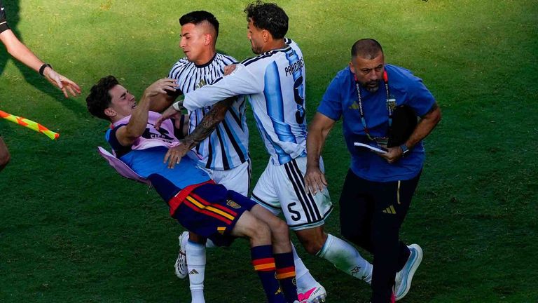 Argentiniens Leandro Paredes ist im WM-Finale mit den Spaniern aneinandergeraten. 