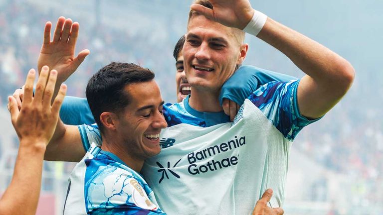 Patrik Schick (r.) und Lucas Vazquez erzielten beim Sieg gegen Wehen-Wiesbaden die ersten beiden Tore für Bayer 04 Leverkusen.