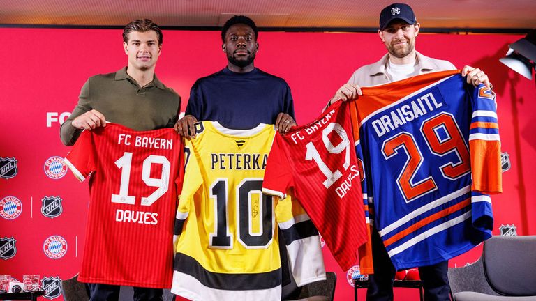Bayern-Kicker Alphonso Davies (M.) zusammen mit den deutschen NHL-Stars Leon Draisaitl (r.) und John-Jason Peterka.