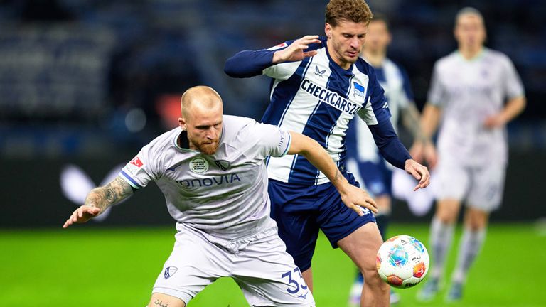 Bochums Philipp Hofmann (l.) und Berlins Marton Dardai stehen sich beim Zweitliga-Auftakt gegenüber.