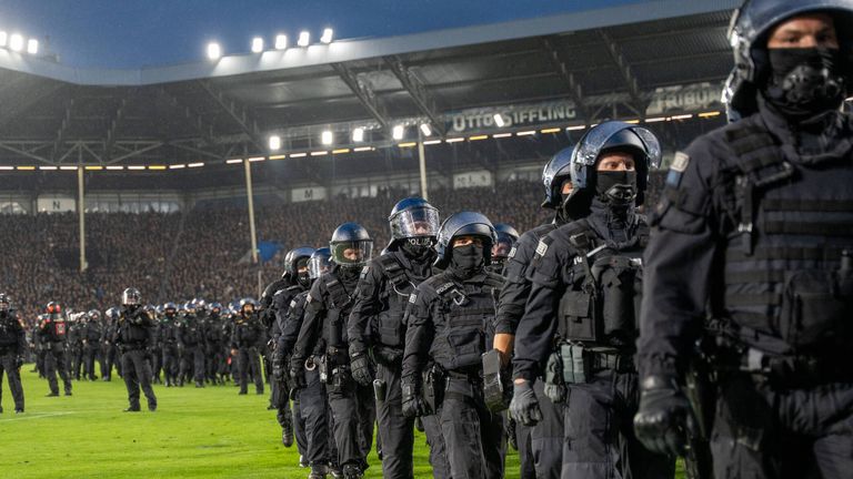 Nach einem großen Polizei-Einsatz in Mannheim siegt der FCK spät im Skandalderby. 