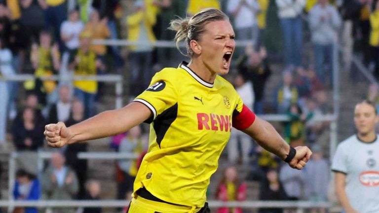 Alexandra Popp erzielt zum BVB-Einstand zwei Tore gegen Arminia Bielefeld.