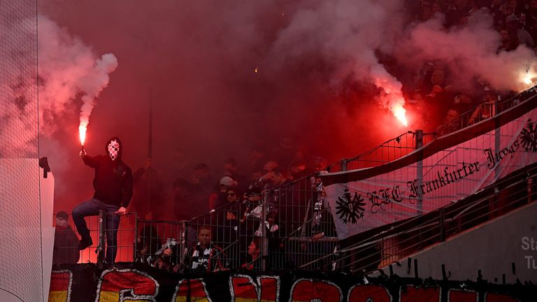 Die Fans von Eintracht Frankfurt sorgen für eine "Pyro-Show" im Spiel gegen den VfB Stuttgart.