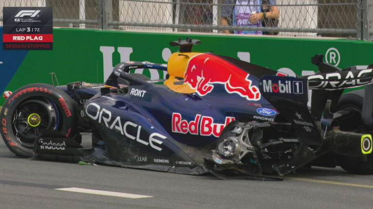 Der Bolide von Max Verstappen ist komplett zerstört. 