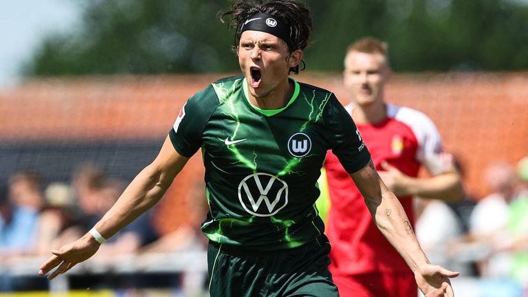 Fabian Reese geht mit dem VfL Wolfsburg als klarer Favorit in die neue Saison. 
