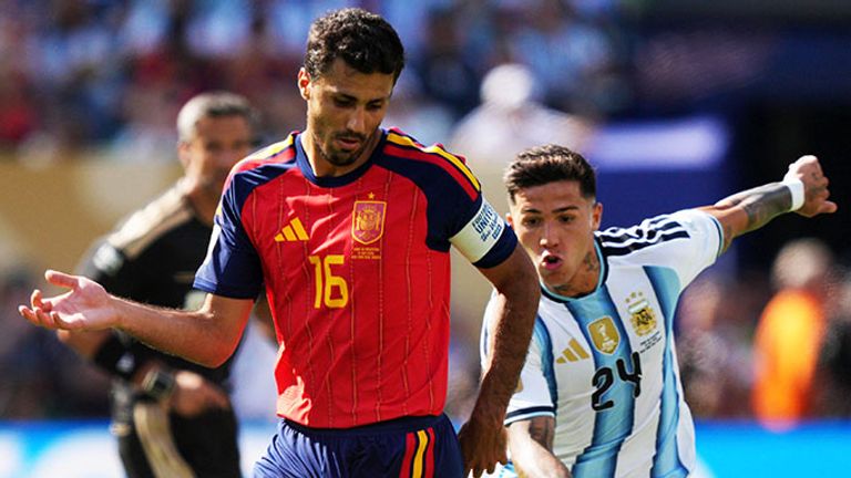 Spanien-Star Rodri (l.) und Argentinien-Star Enzo Fernandez trafen im Finale der WM 2026 aufeinander.