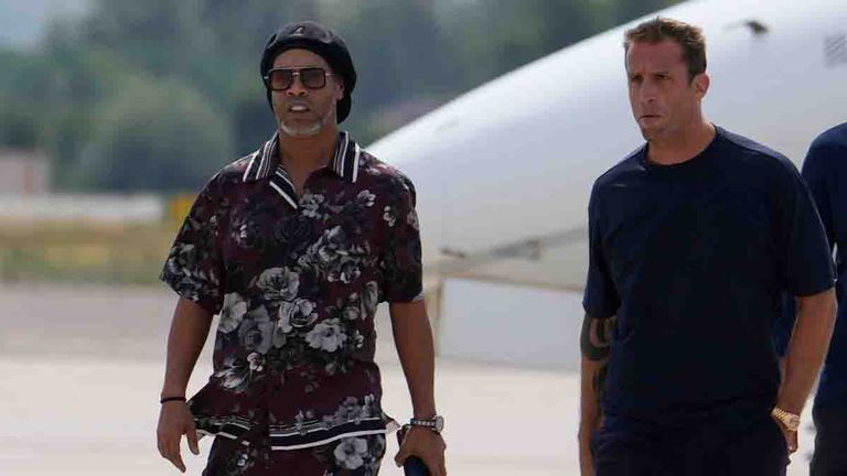 Ronaldinho (l.) kommt in Ravenna an.