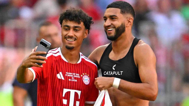 Nathaniel Brown und Ismael Saibari feiern den Sieg gegen RB Leipzig.