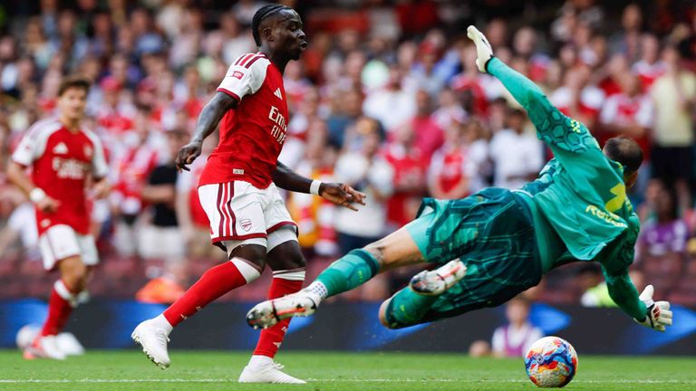 Bukayo Saka versucht den Ball an City-Keeper Gianluigi Donnarumma vorbeizuspielen.