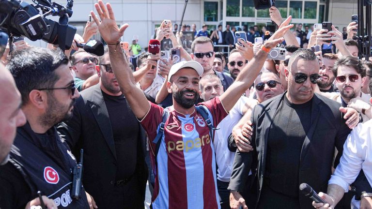 Mohamed Salah ist in Istanbul gelandet - Liverpool-Legende steht vor einem Wechsel zu Trabzonspor.
