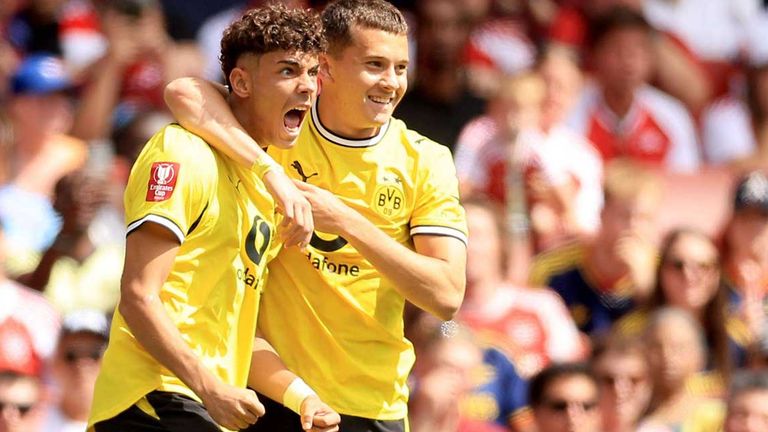 Kostas Karetsas (r.) und Samuele Inacio trafen beide beim 3:2-Sieg des BVB gegen den FC Arsenal.